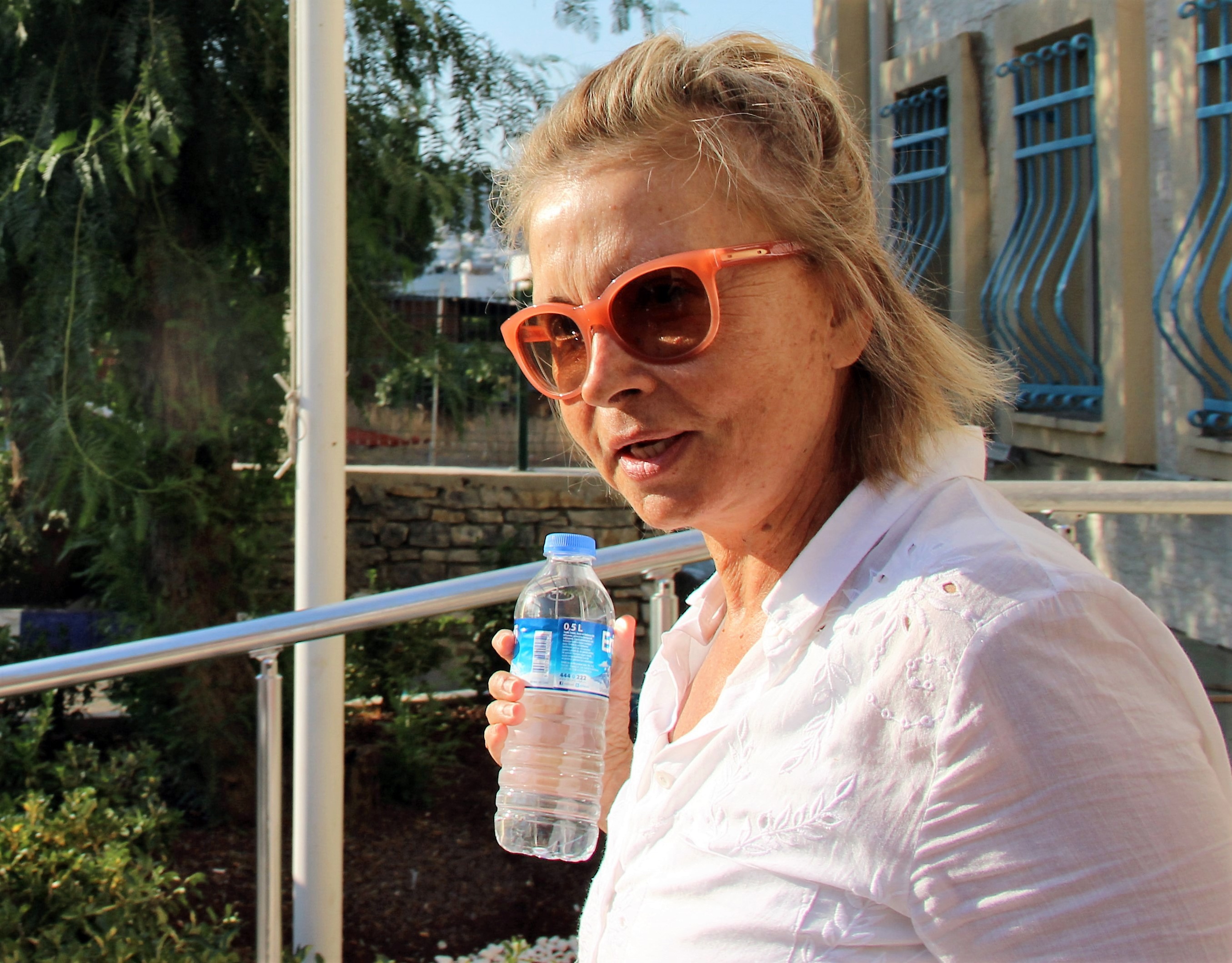 This picture obtained from the Ihlas News Agency shows journalist Nazli Ilicak posing in Mugla on July 26, 2016 after being detained by Turkish police.
Turkish authorities on July 26 detained a veteran female reporter as part of the investigation into the failed July 15 coup after issuing warrants for over 40 journalists in a move that caused international concern. Nazli Ilicak was on a list of 42 journalists sought for arrest issued by Istanbul prosecutors early on July 25.  / AFP / IHLAS NEWS AGENCY / IHLAS NEWS AGENCY        (Photo credit should read IHLAS NEWS AGENCY/AFP/Getty Images)